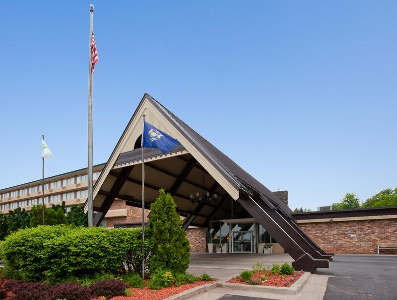 Holiday Inn Marquette By Ihg Bagian luar foto