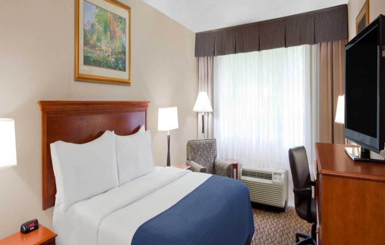 Holiday Inn Marquette By Ihg Bagian luar foto